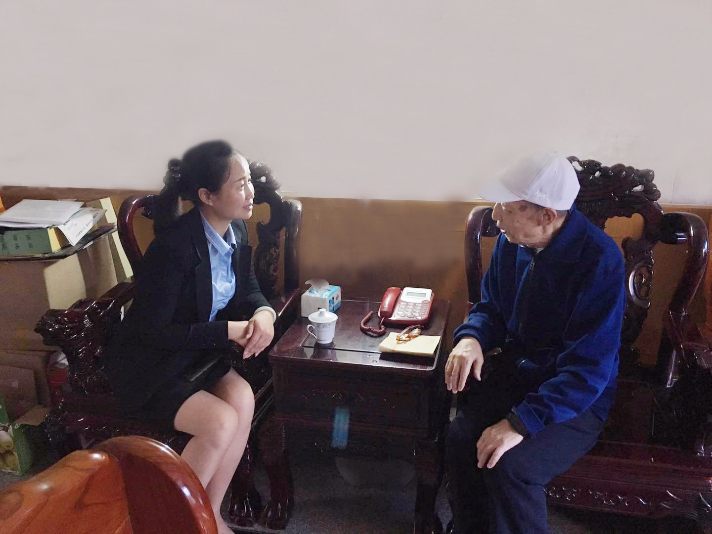 聂帅陈列馆负责人拜望聂帅亲属杨辉宗.jpg