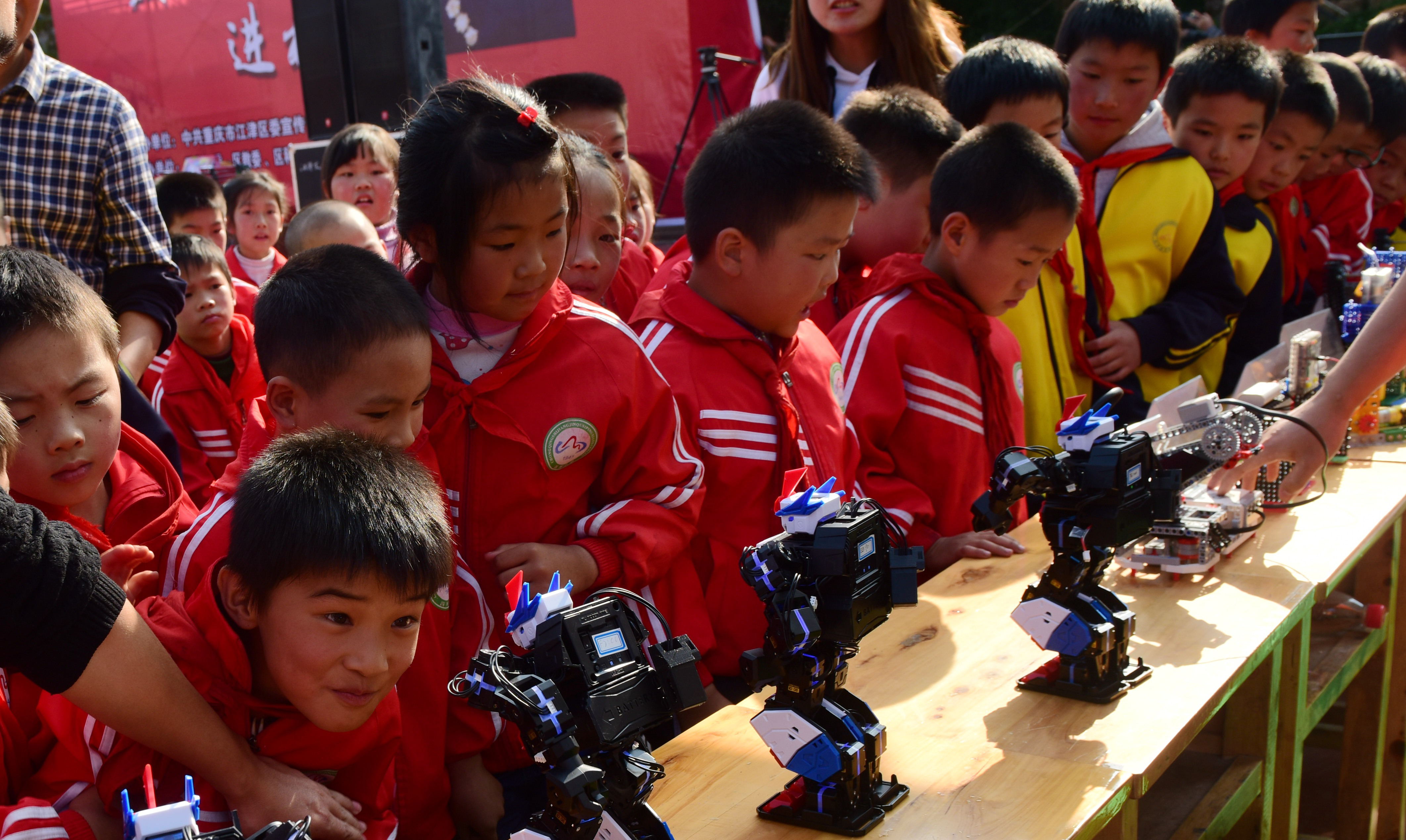 专注观看机器人。记者 罗梅 摄_看图王.jpg