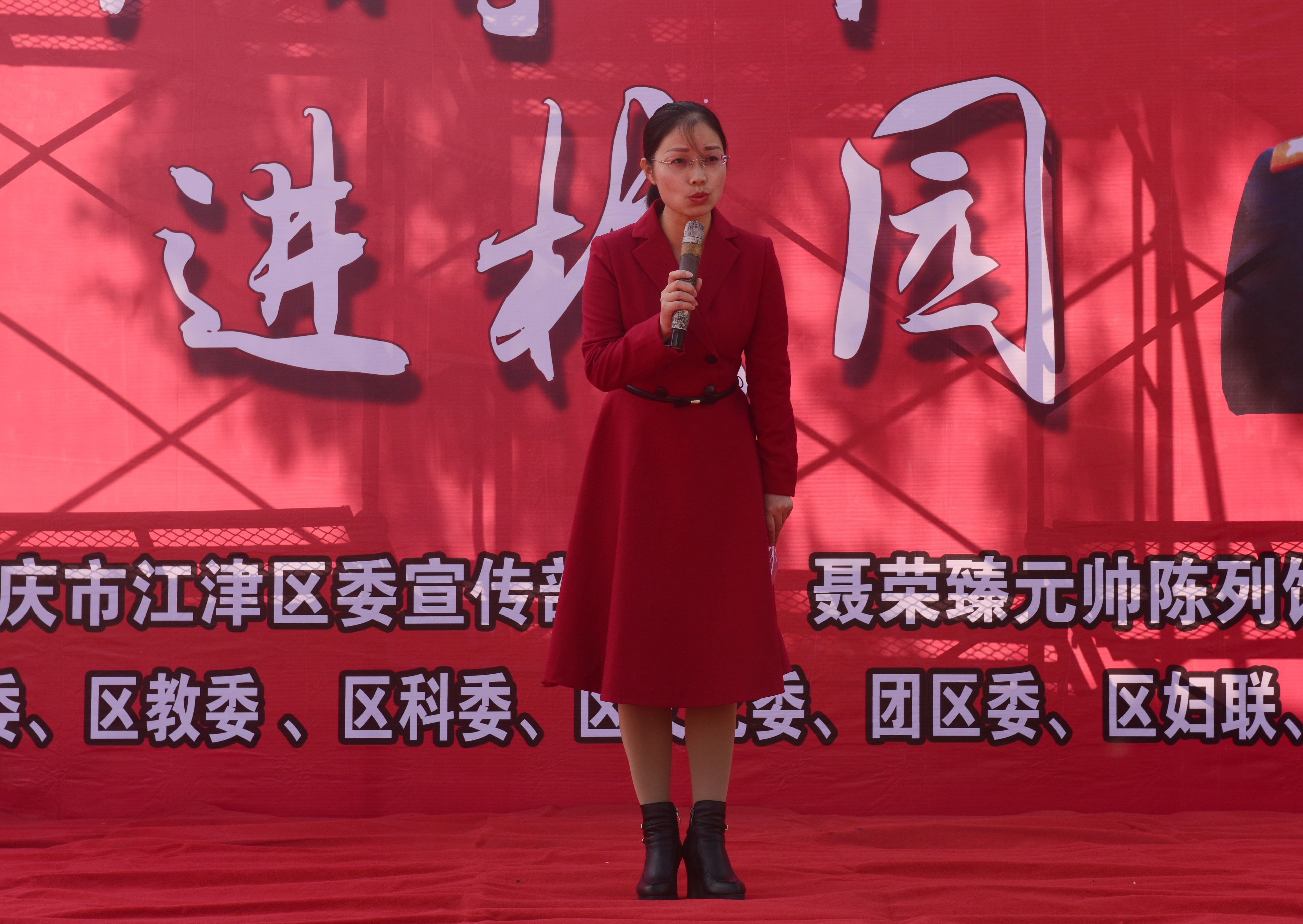 讲诉聂帅故事。记者 罗梅 摄_看图王.jpg