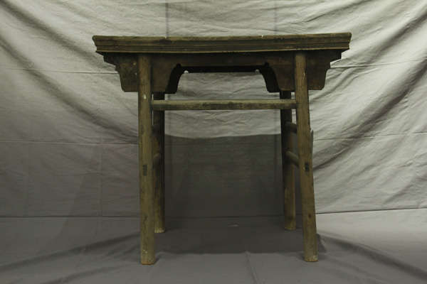 12聂荣臻在战争时期使用的书桌.jpg
