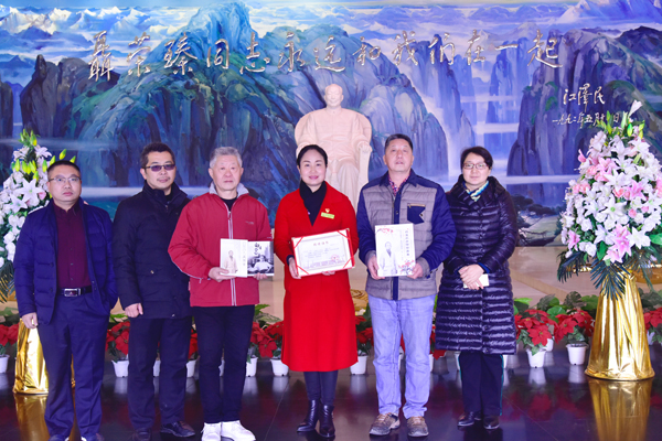 1517882099706151.jpg 中国著名诗人吴芳吉先生孙子吴泰昌兄弟向聂帅陈列馆赠送书籍.JPG