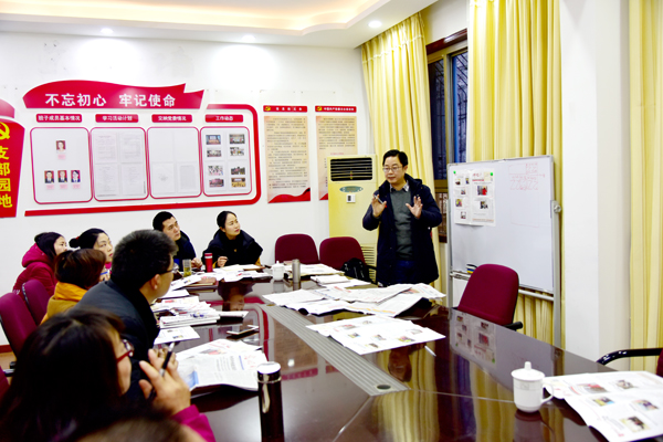2月6日，江津新闻社叶文青总编为我馆职工讲解办报知识.jpg