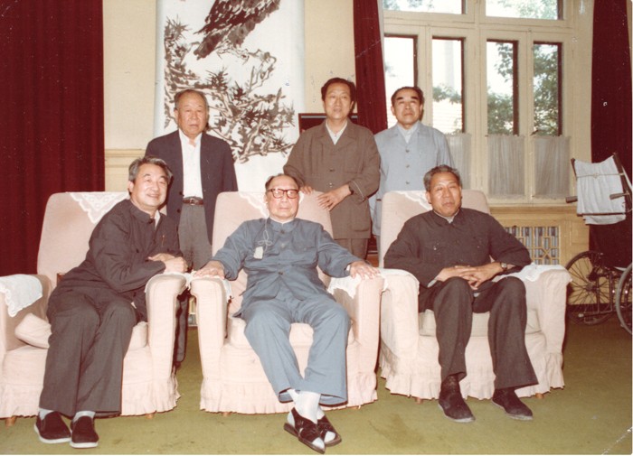 1987年6月3日，聂荣臻在家中与全国老龄委同志合影，前排左：王照华，右：老龄委副主任张文房，后排左起：张亚群、王传斌，图和（机关党委书记）。副本.jpg