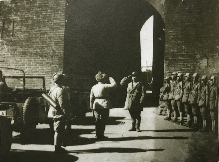 1949年1月，傅作义部接受中国人民解放军改编。1月31日我军进入北平，图为中国人民解放军入城接防。副本副本.jpg