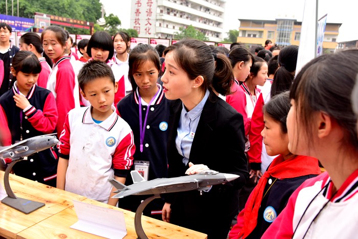 吴滩中学学生观看科普模型 何磊 摄