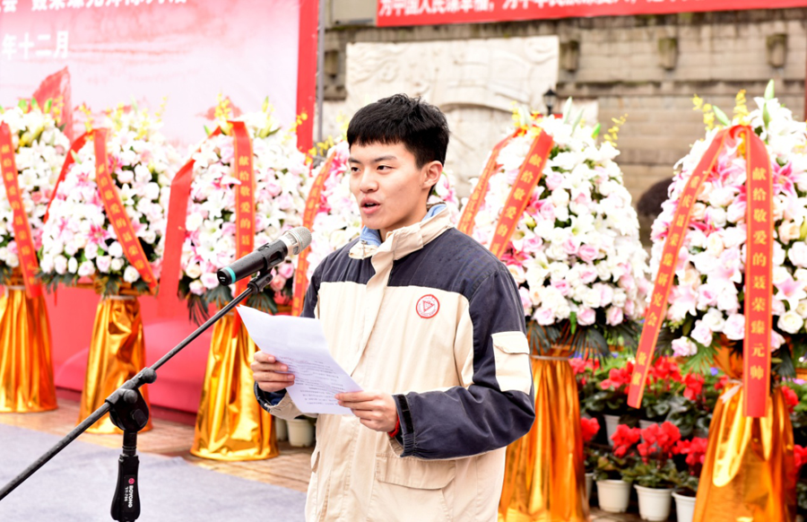 图为江津中学钟于发表获奖感言
