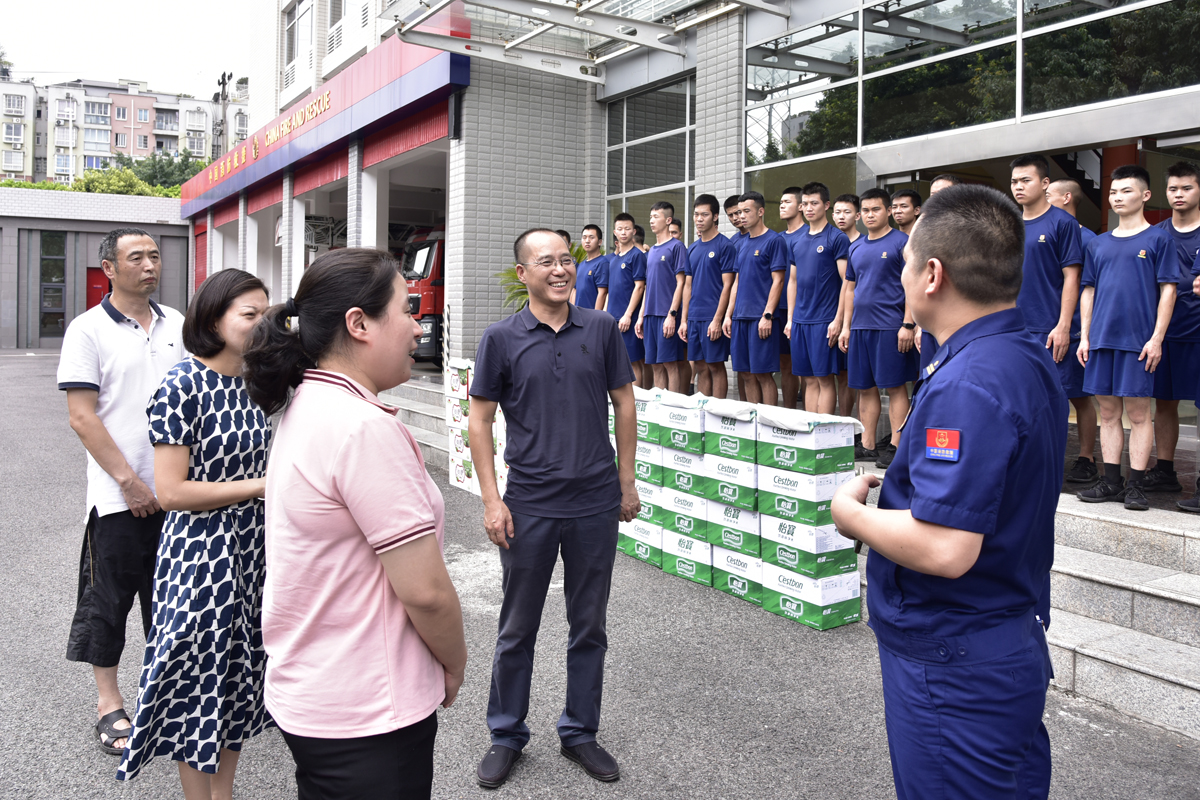 慰问区消防支队.JPG