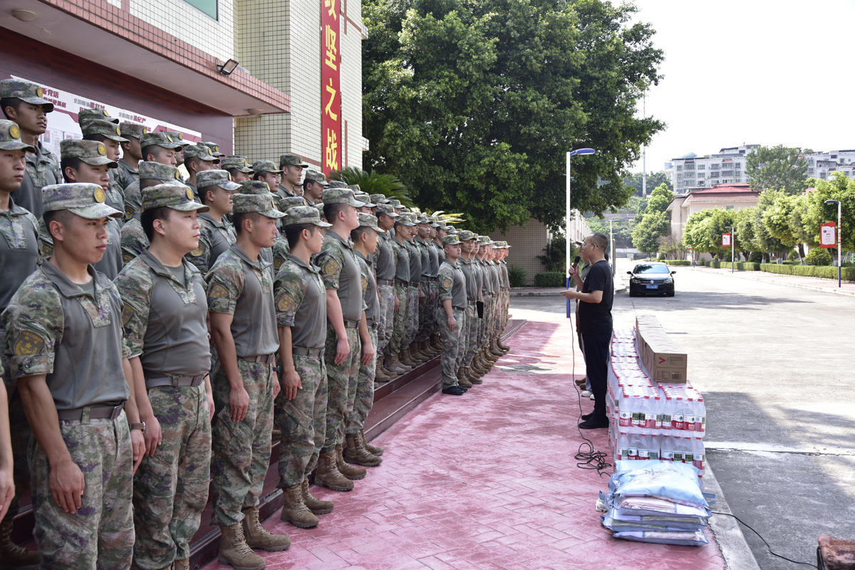 1763433807646896.jpg 2.馆领导给驻津部队官兵讲述聂帅领导创建晋察冀抗日根据地的光辉事迹.JPG